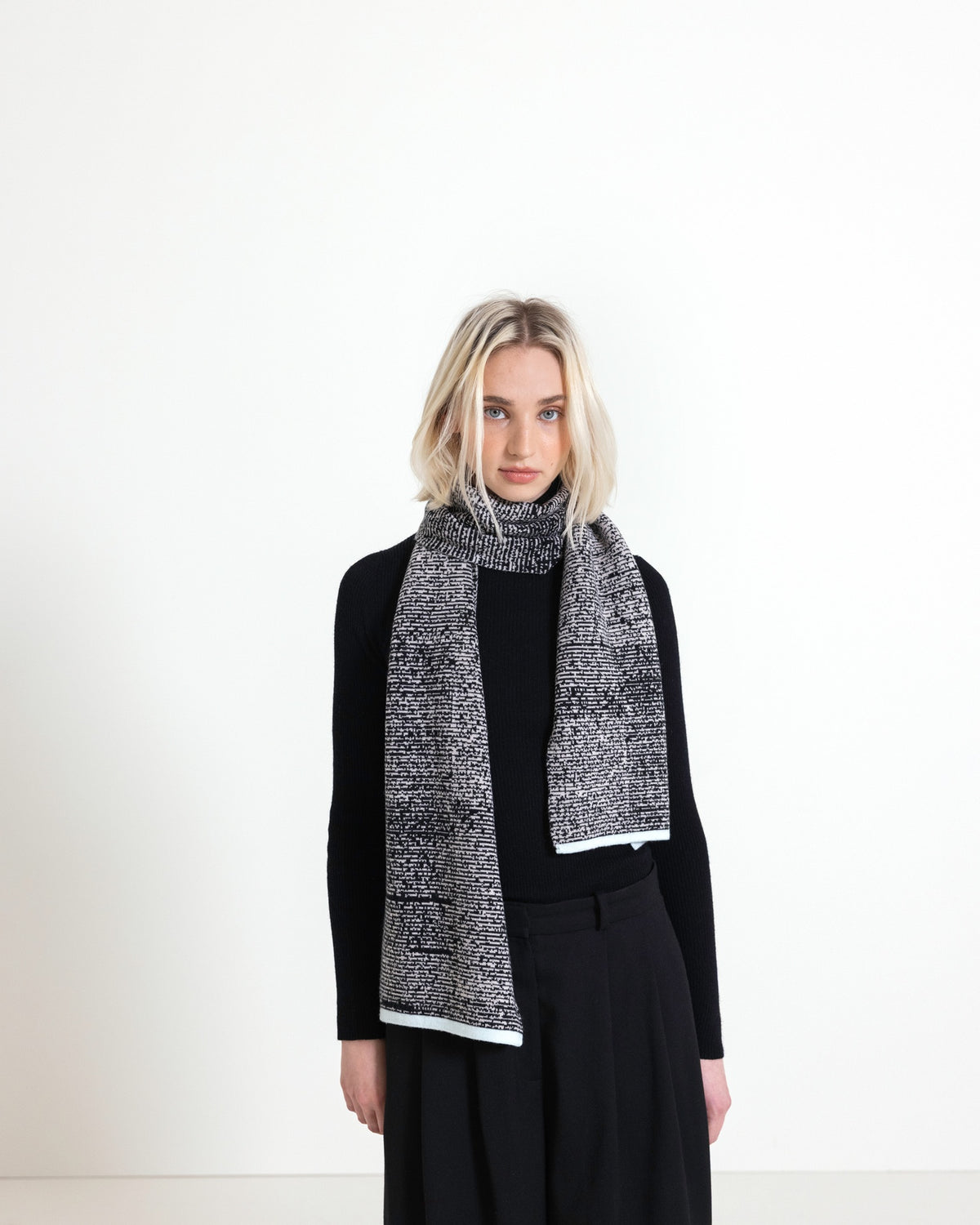 Apostrophe Midi Scarf - Black