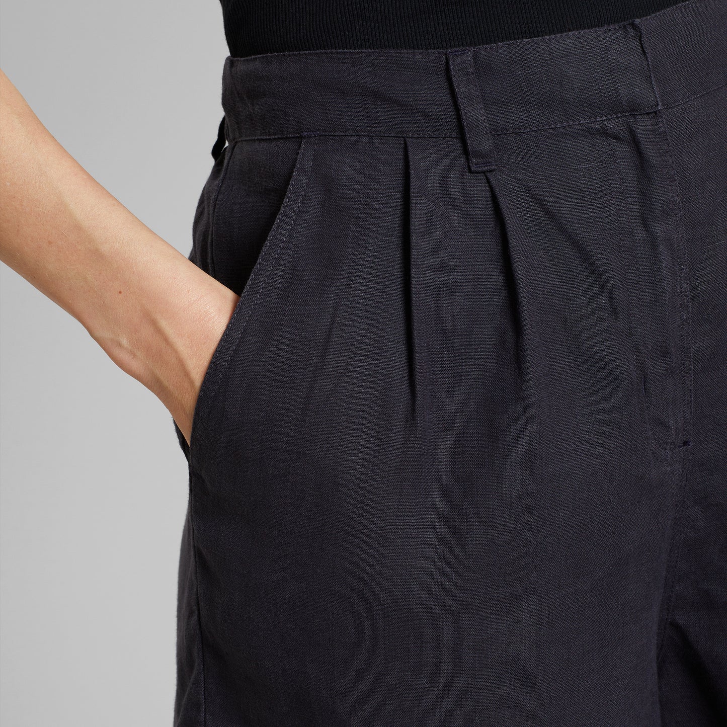 LAST ONE in XL Djupvik Linen Shorts - Phantom Black