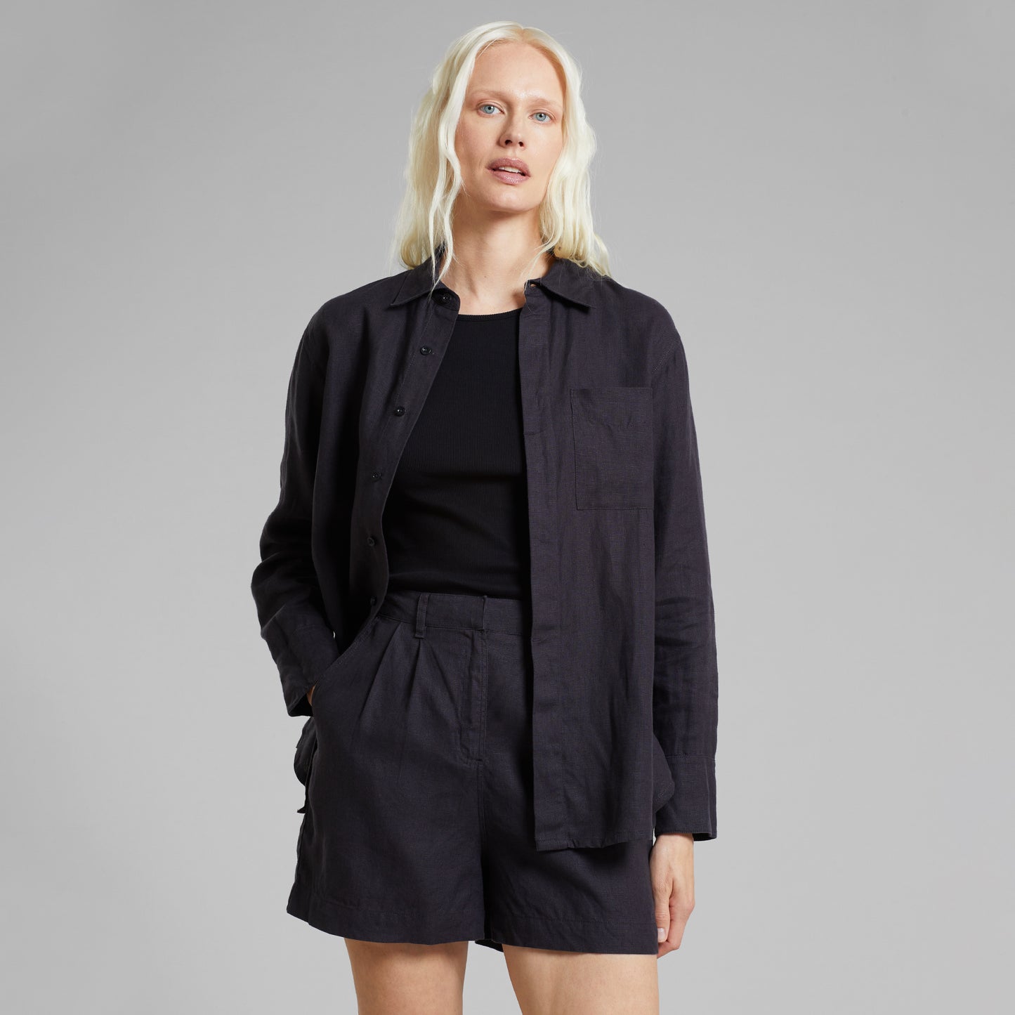 LAST ONE in XL Djupvik Linen Shorts - Phantom Black
