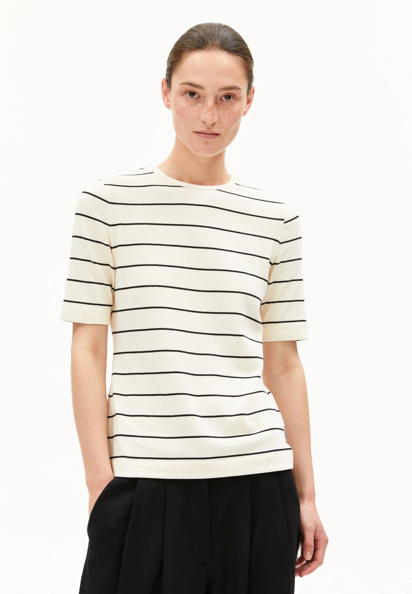 Jaanisara Fine Stripe T-Shirt - Oatmilk/Black