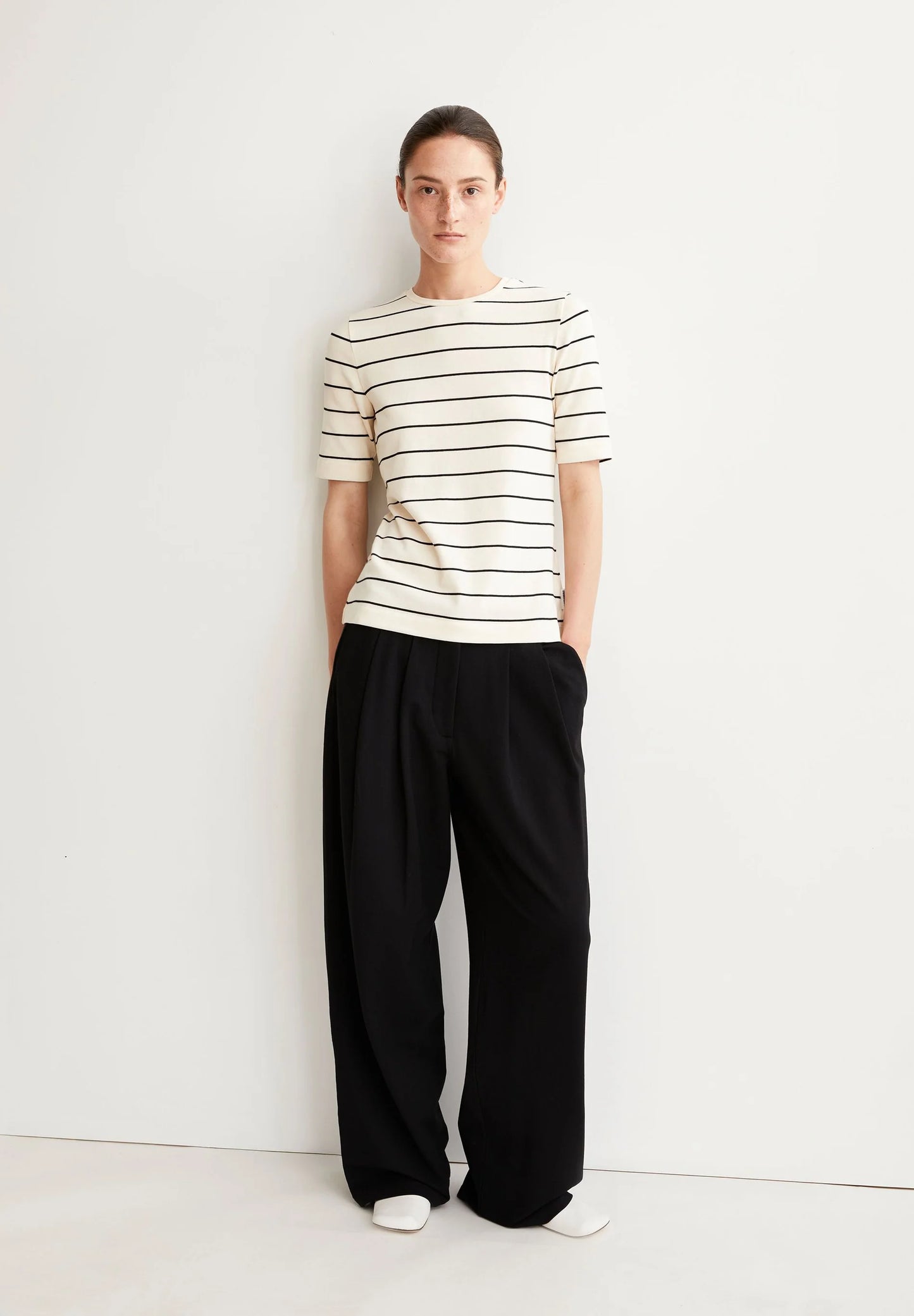 Jaanisara Fine Stripe T-Shirt - Oatmilk/Black