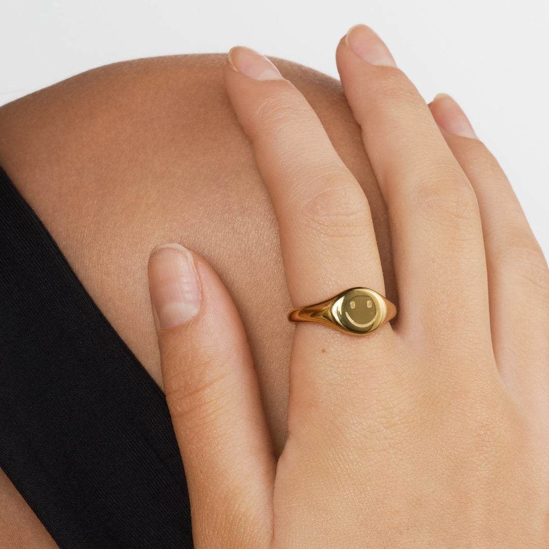 Dixie Smiley Face Signet Ring - Gold