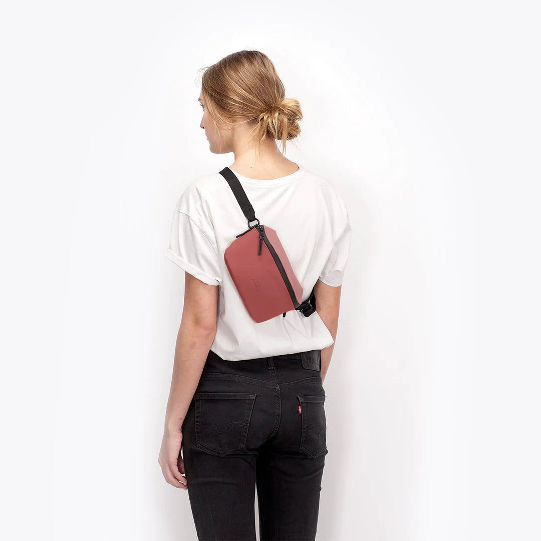Ucon Acrobatics Jona Bum Bag Lotus - Dark Rose/Hibiscus