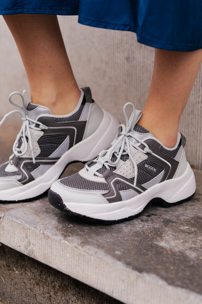 accelerator Andragende inaktive Woden Sif Reflective Sneaker - Dark Grey – HOST concept